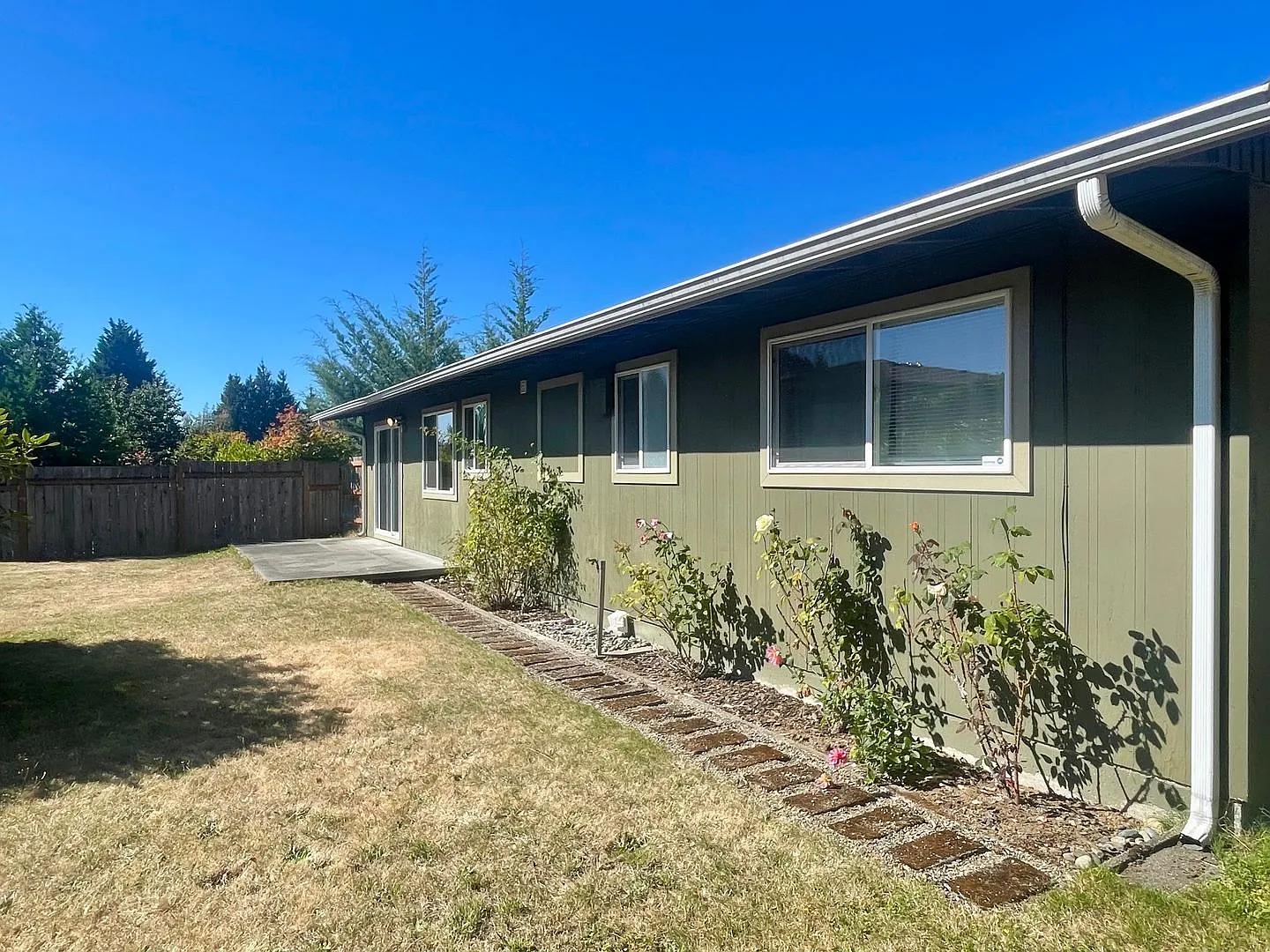 Lynnwood 3 bedroom 1.75 bath home with garage and fenced yard! $2950 per month — Photo 3