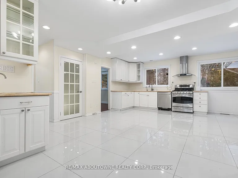 145 Wolfdale Ave — Photo 11