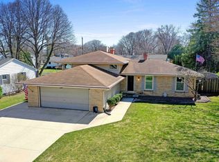 504 Hilltop Dr, Green Bay, WI 54301