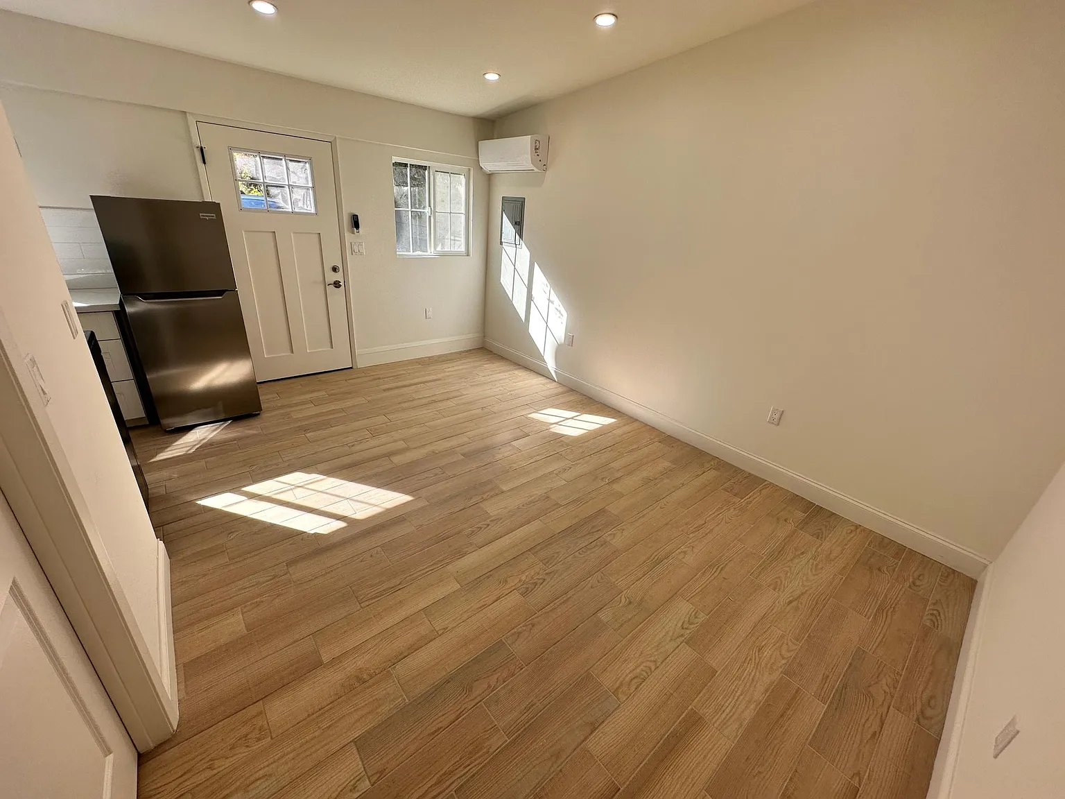 1200 Mentone Ave — Photo 3