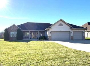 10405 S Willow Creek Dr, Oak Creek, WI 53154