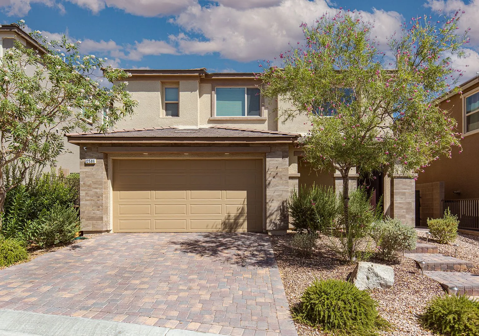 Enormous pool home in gated West Summerlin community — Photo 1