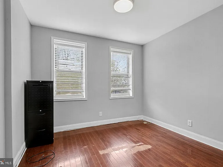 2319 E Somerset St — Photo 24