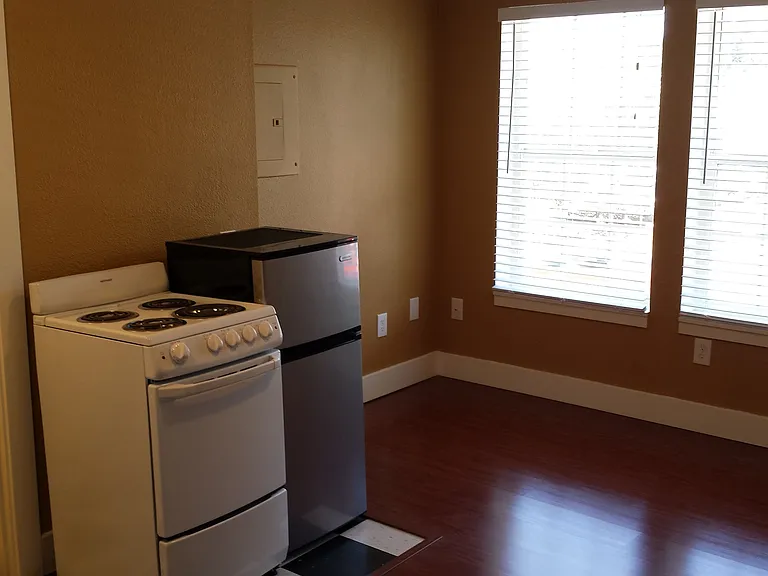 650 Marion St NE #10 — Photo 8