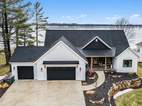 9336 E Shore Dr, Portage, MI 49002