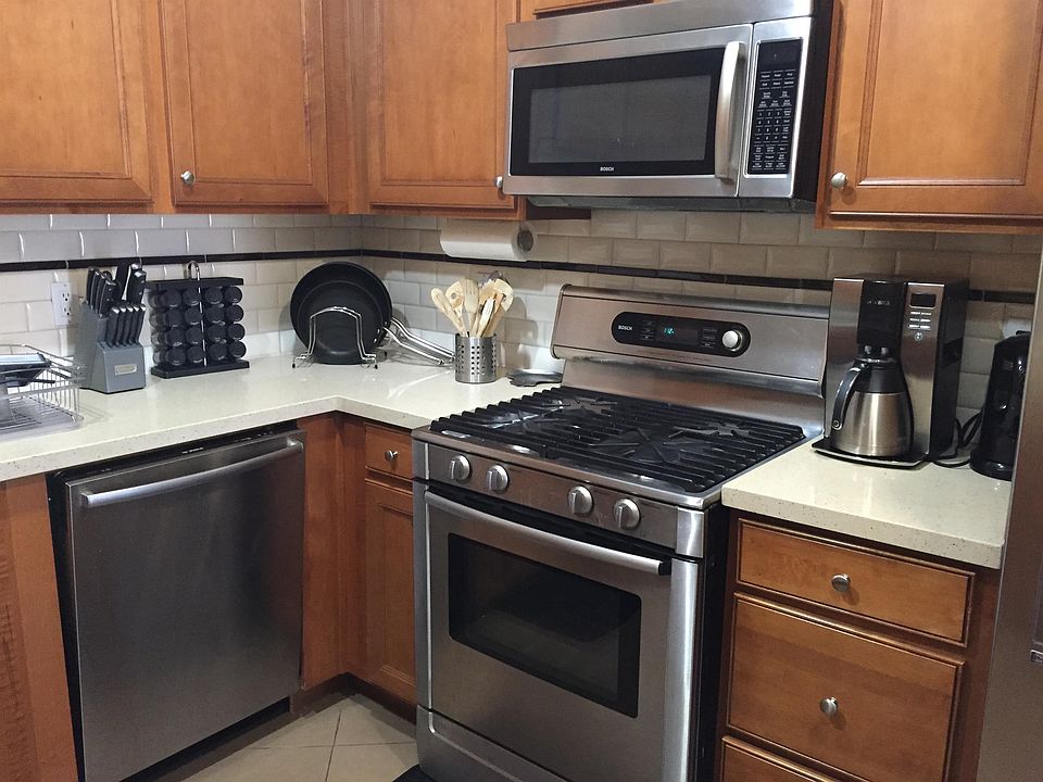 1st image of 837 N Hudson Ave Unit 203