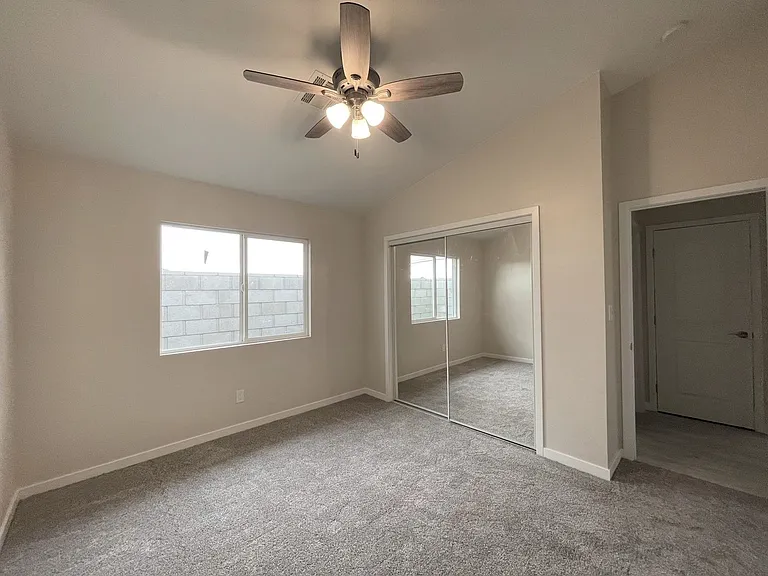 9933 N Loop Blvd — Photo 10