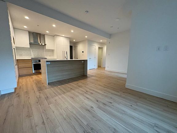 5th image of 3131 Murray St #306
