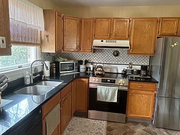 3rd image of 11 Athol Street #11