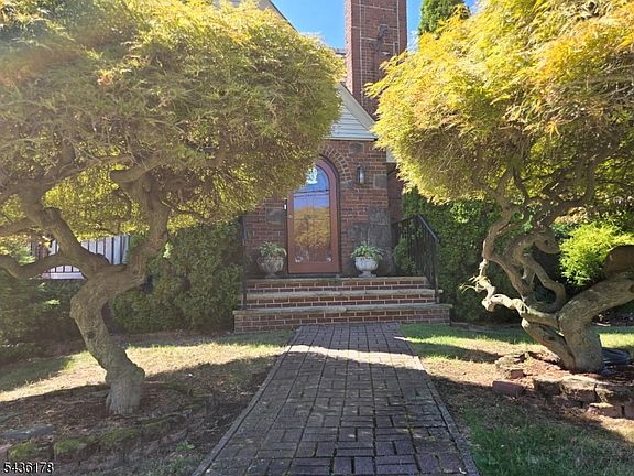 3rd image of 304 Henry St