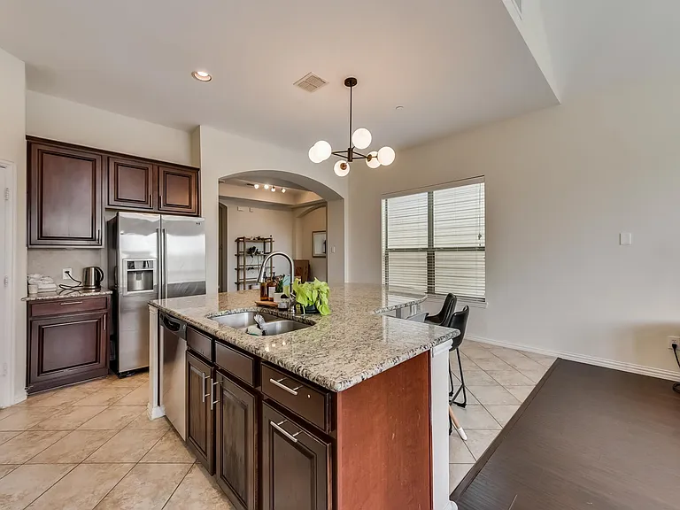1916 Lantana Ln — Photo 6