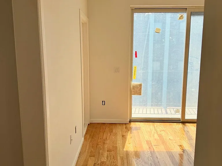 88 Romaine Ave — Photo 32