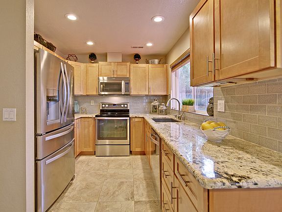 3rd image of 2808 Hillcrest Dr