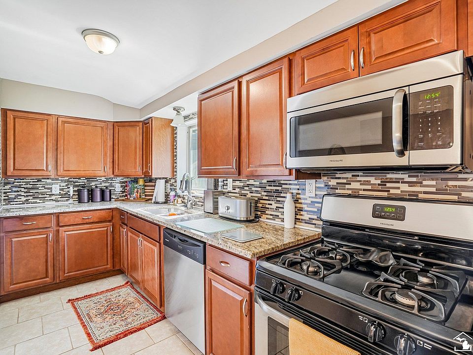 1265 Elm St, photo 14