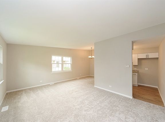 4th image of 215 Redwood Ct #0