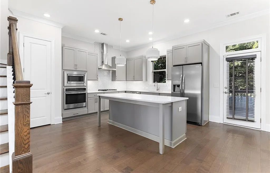 3 bed, 3.5 bath, 2565 sqft, $3,800 — Photo 2