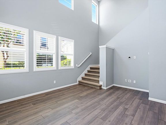 3rd image of 35 Lomada St