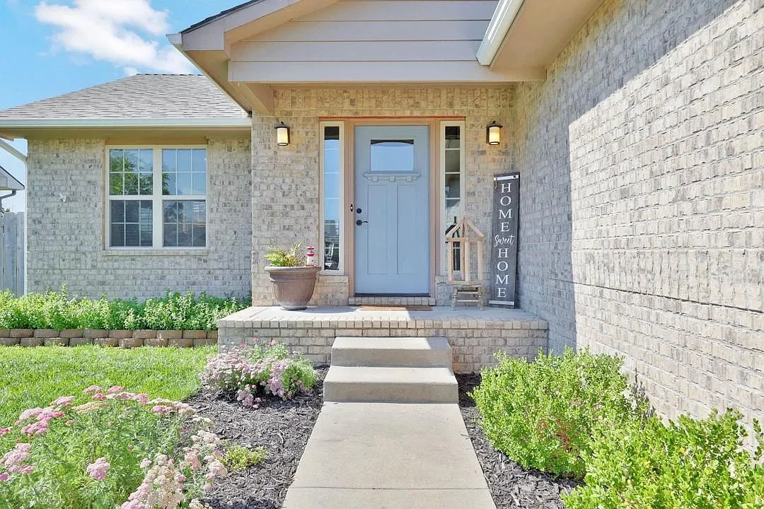 4 bed, 2220 sqft, $2,200 — Photo 2