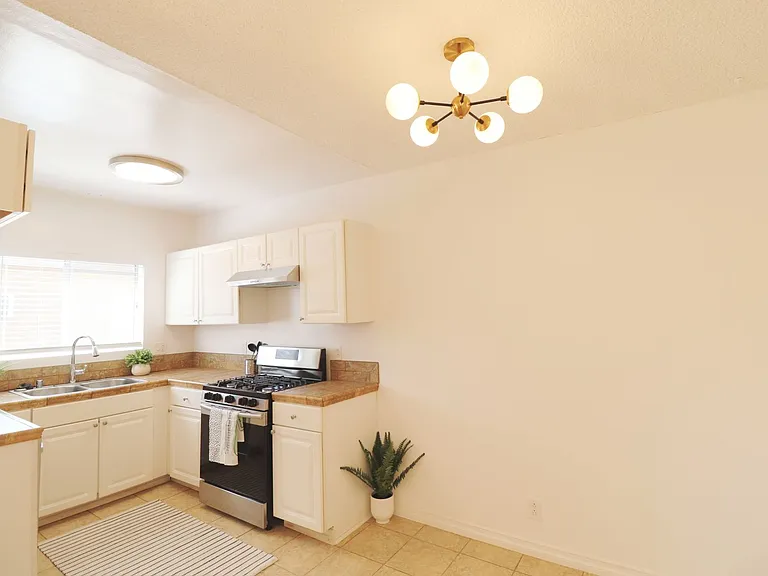 2 Weeks Free! Remodeled 1-Bedroom — Photo 35