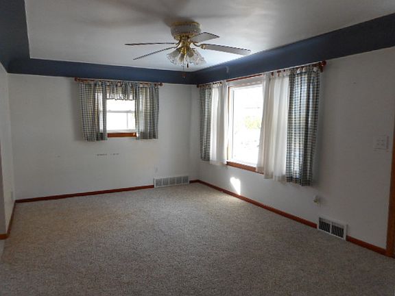 5th image of 806 Sibley St
