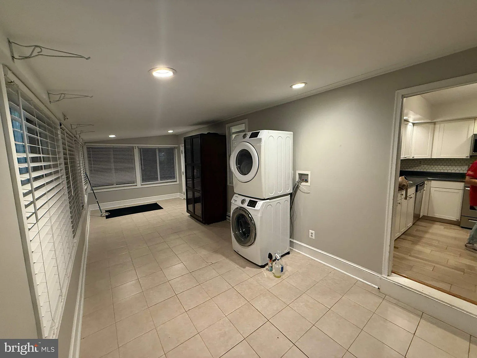 3 bed, 1.0 bath, 1026 sqft, $2,500 — Photo 4