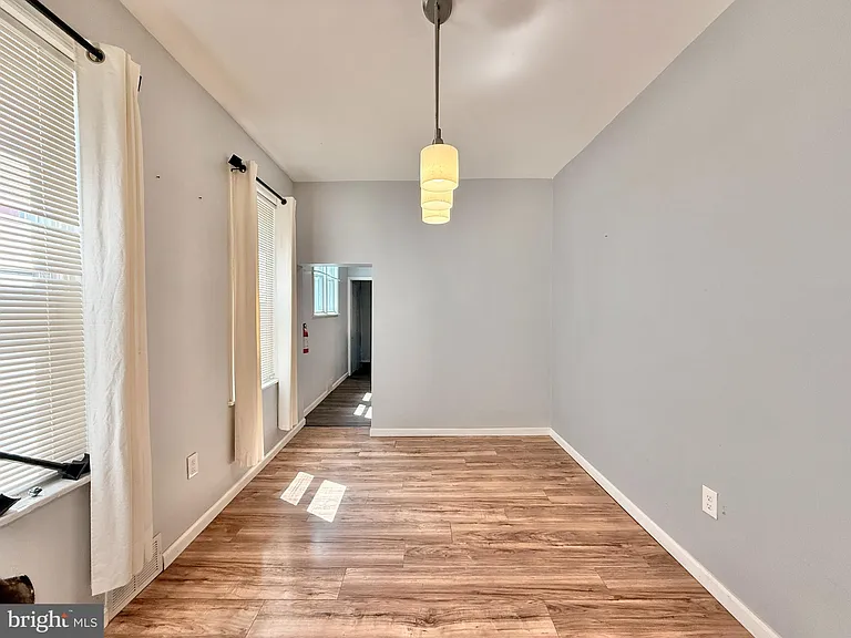 570 Line St — Photo 4