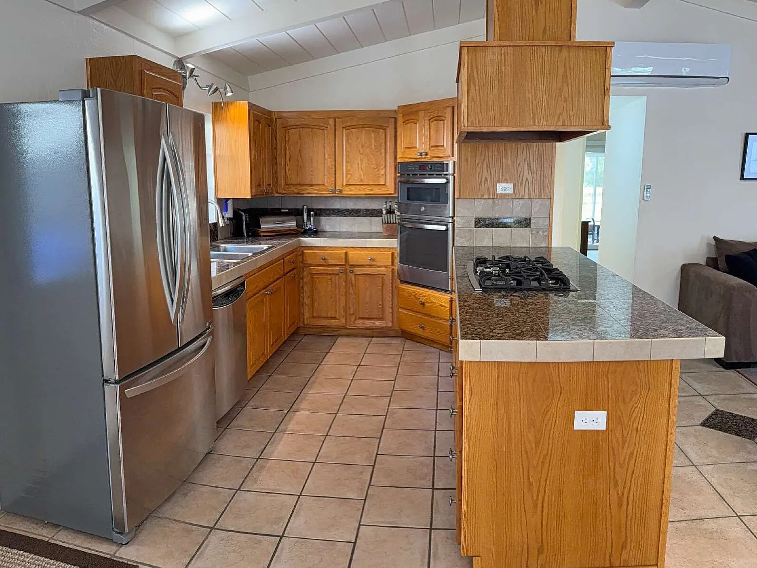 3 bed, 2.0 bath, 1994 sqft, $6,400 — Photo 4