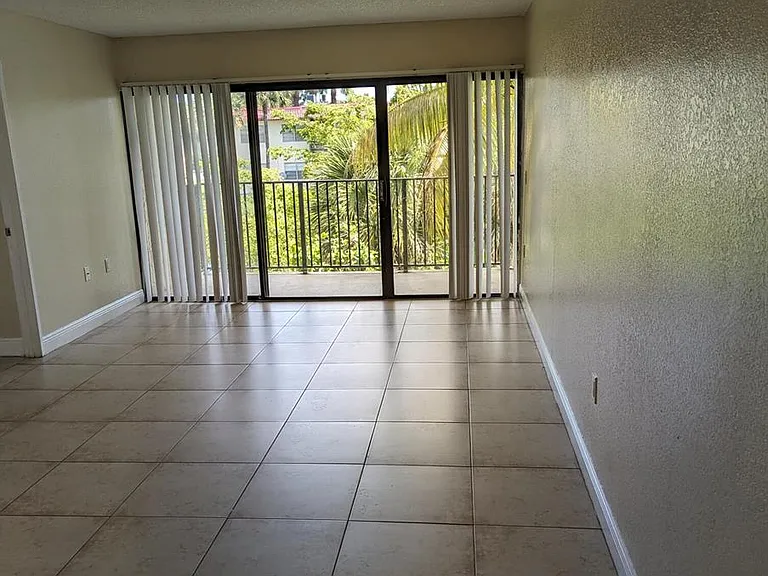 1522 Lake Crystal Dr #F — Photo 4