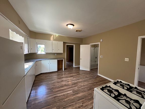 2nd image of 208 Weimar St Unit 2