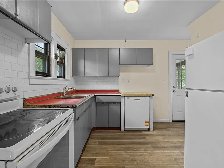 37 Yates Ave — Photo 9