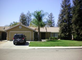 27 Daisy Ln, Sanger, CA 93657