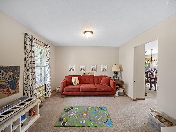 3rd image of 1092 Oxford Dr N