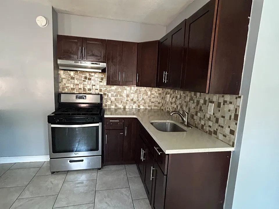76 Hamilton St #3E