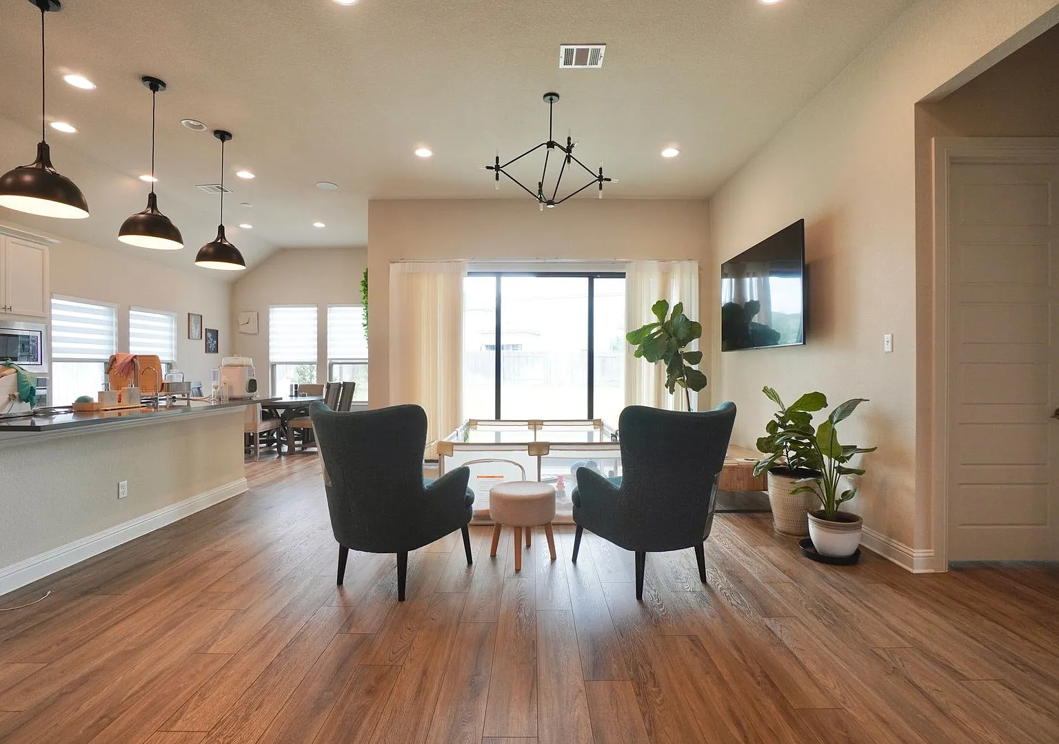 Spacious 4-Bed, 2-Bath Pflugerville Home Featuring Premium Kitchen & Fenced Yard — Photo 4