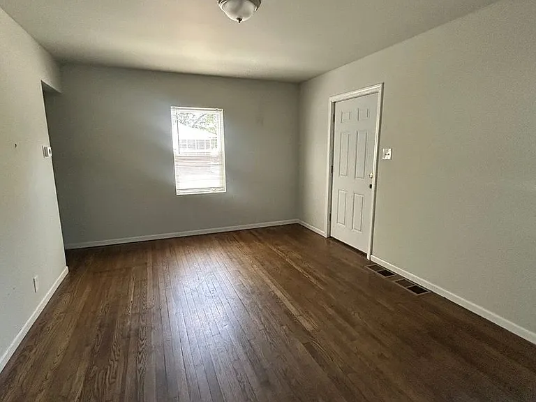 127 Marshall St — Photo 2