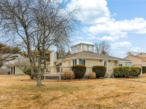 4 Village Ln, Narragansett, RI 02882