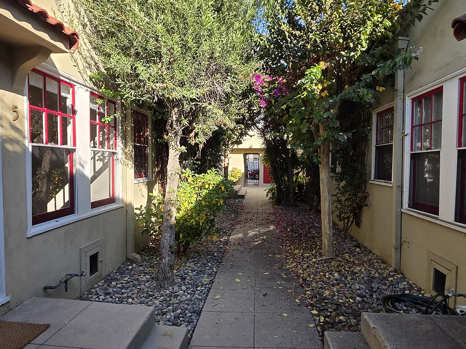 1136 Logan St #5