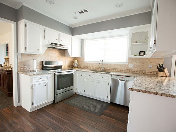 kitchen w/granite counters