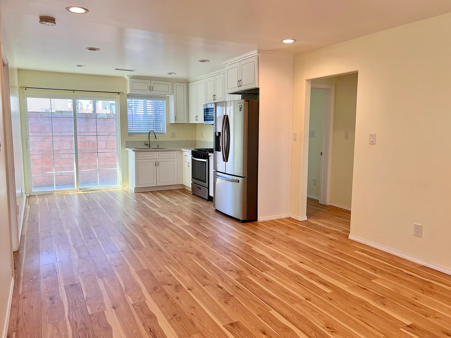 3 bed, 1000 sqft, $3,500 — Photo 4