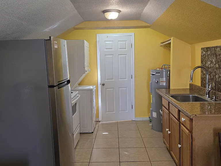 531 1/2 W Brazos Blvd — Photo 9