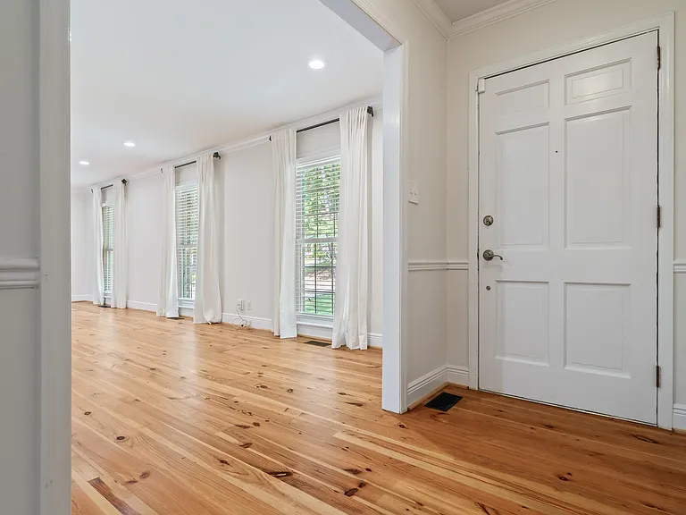 3708 Northcote Dr — Photo 3