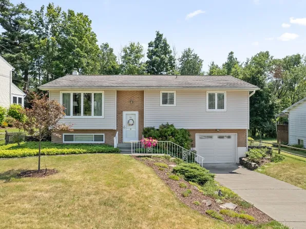 911 Cheryl Dr, Endicott, NY 13760