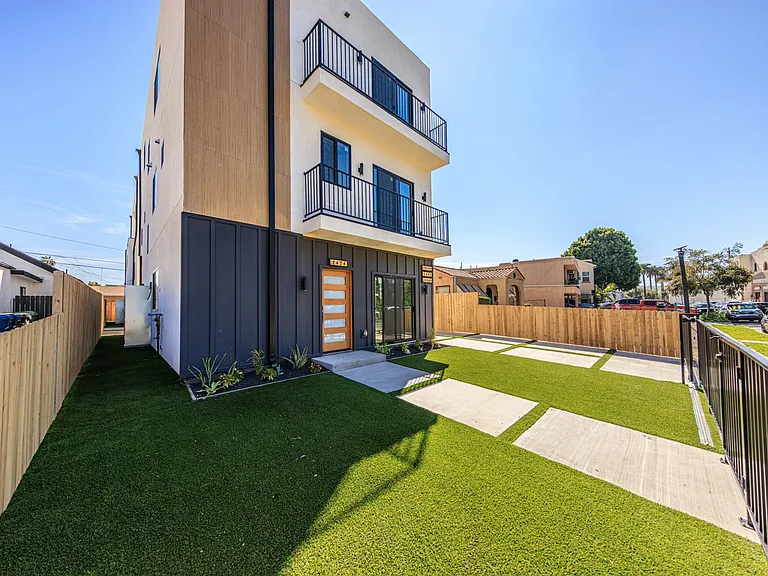 2424 S West View St — Photo 2