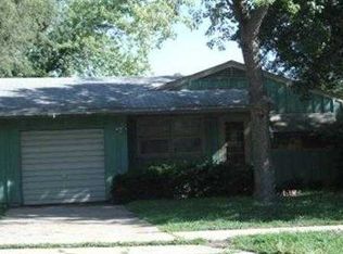 1104 SW 32nd St, Topeka, KS 66611