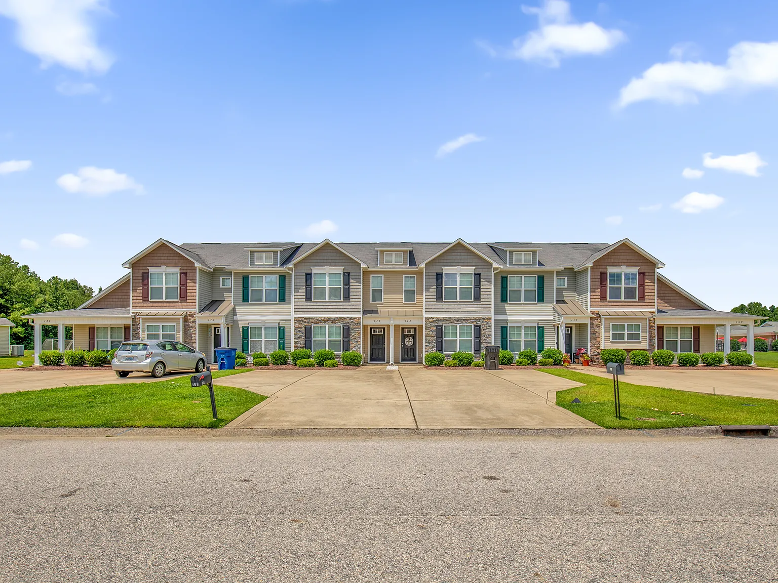 3 bed, 2.5 bath, 1411 sqft, $1,850 — Photo 3