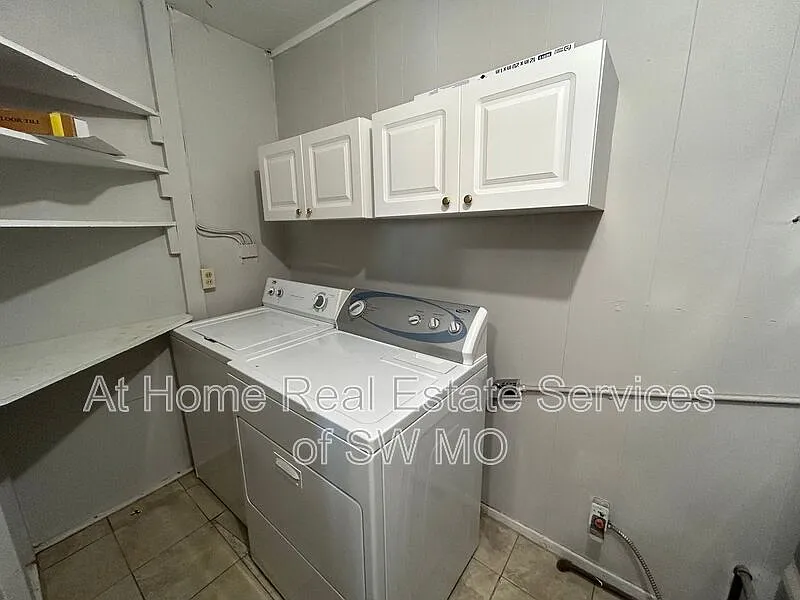 3 bed, 1.0 bath, 960 sqft, $980 — Photo 2