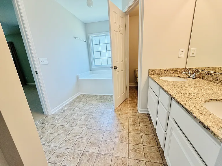 312 Ashmore Ln — Photo 11
