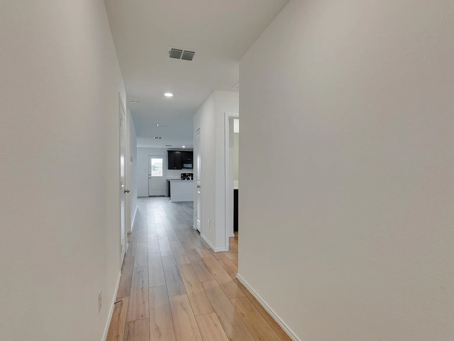 3 bed, 1302 sqft, $1,899 — Photo 3