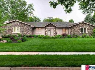 9960 Devonshire Dr, Omaha, NE 68114