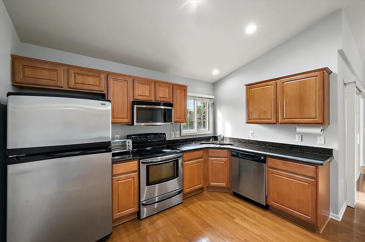 3 bed, 1.5 bath, 1741 sqft, $2,900 — Photo 4